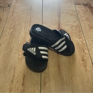 Adidas - unisex slides - kids size‎ 12 - black, white